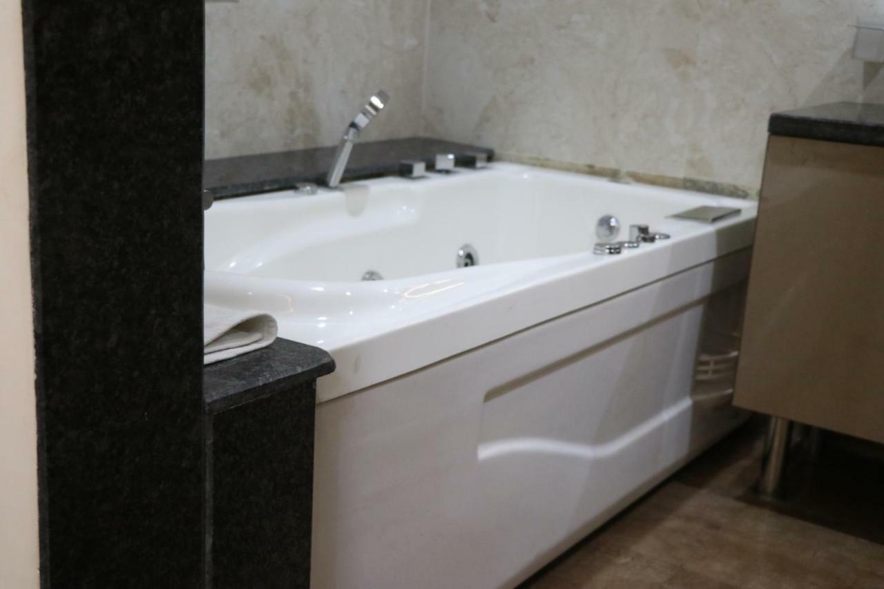Hotel S.R. Residency Zirakpur Exterior foto