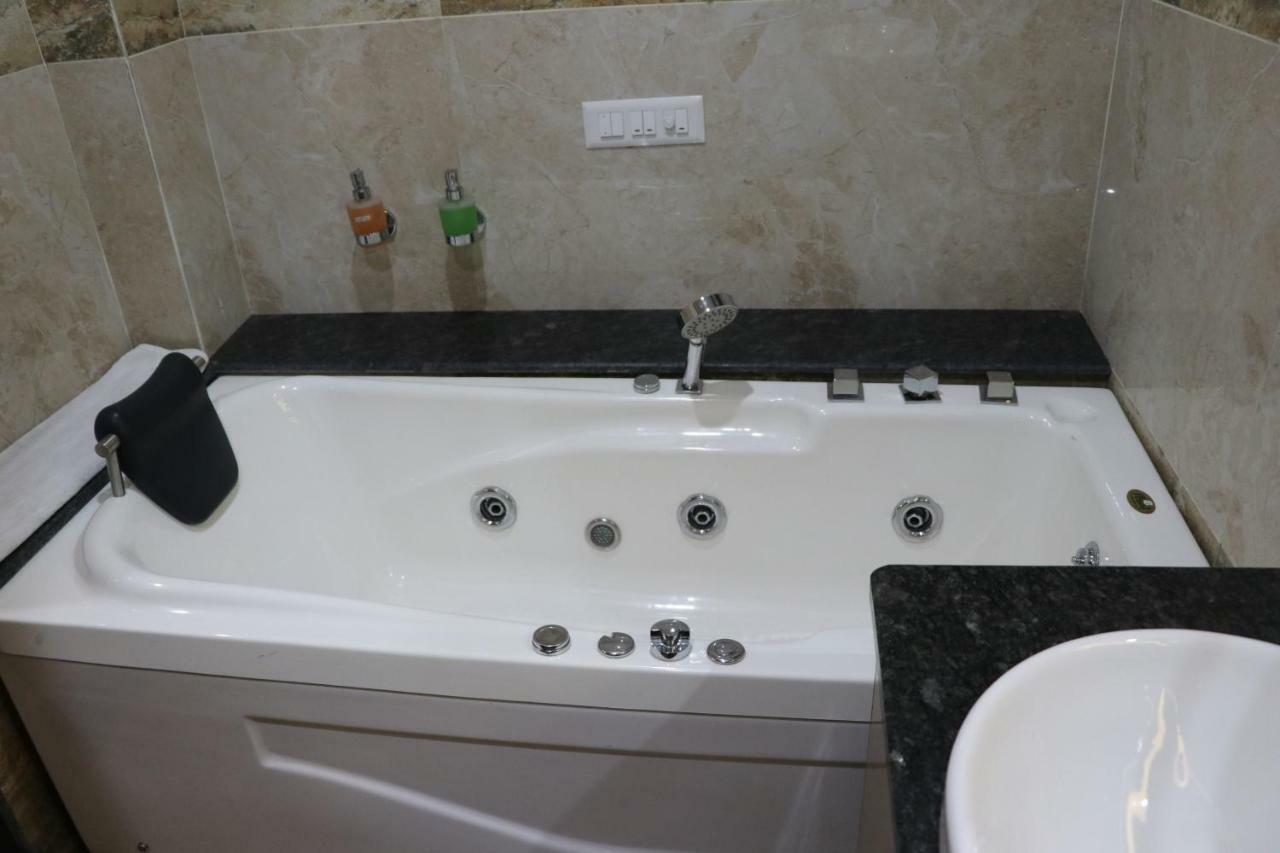 Hotel S.R. Residency Zirakpur Exterior foto