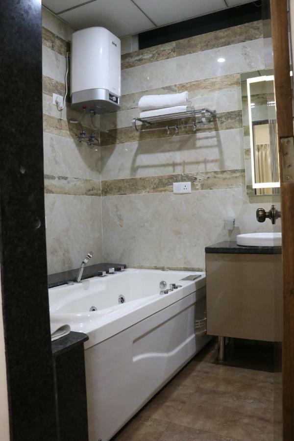 Hotel S.R. Residency Zirakpur Exterior foto